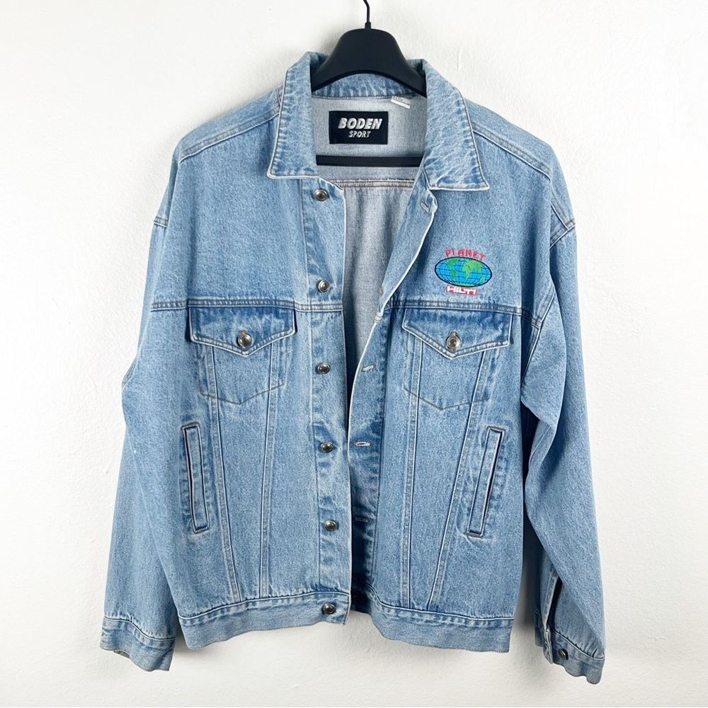 BODEN Sport Light Wash Long Sleeves Button Graphic Trucker Denim Jean Jacket XXL